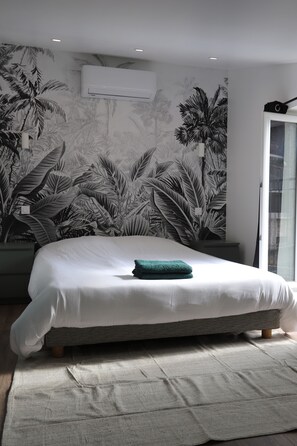 2 habitaciones, escritorio y tabla de planchar con plancha 