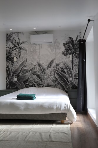 Quiet house near train station & town center. Pets welcome!