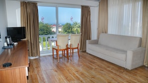 Standard Oda, 1 Yatak Odası, Havuz Manzaralı | Oturma alanı