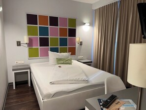 Chambre Confort double ou avec lits jumeaux, non-fumeur, salle de bain privée | 1 chambre, espace de travail pour ordinateurs portables
