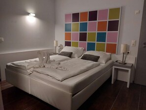Chambre Confort double ou avec lits jumeaux, non-fumeur, salle de bain privée | 1 chambre, espace de travail pour ordinateurs portables
