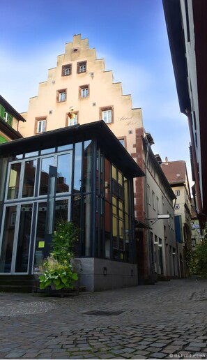 A building with a modern glass facade and a traditional facade. - Altstadt Hotel Wertheim (Wertheim)
