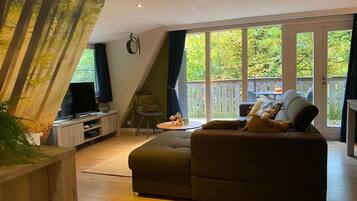 Smart-tv en een tafeltennistafel