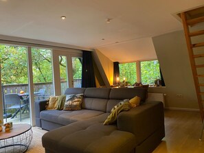 Smart TV, table tennis