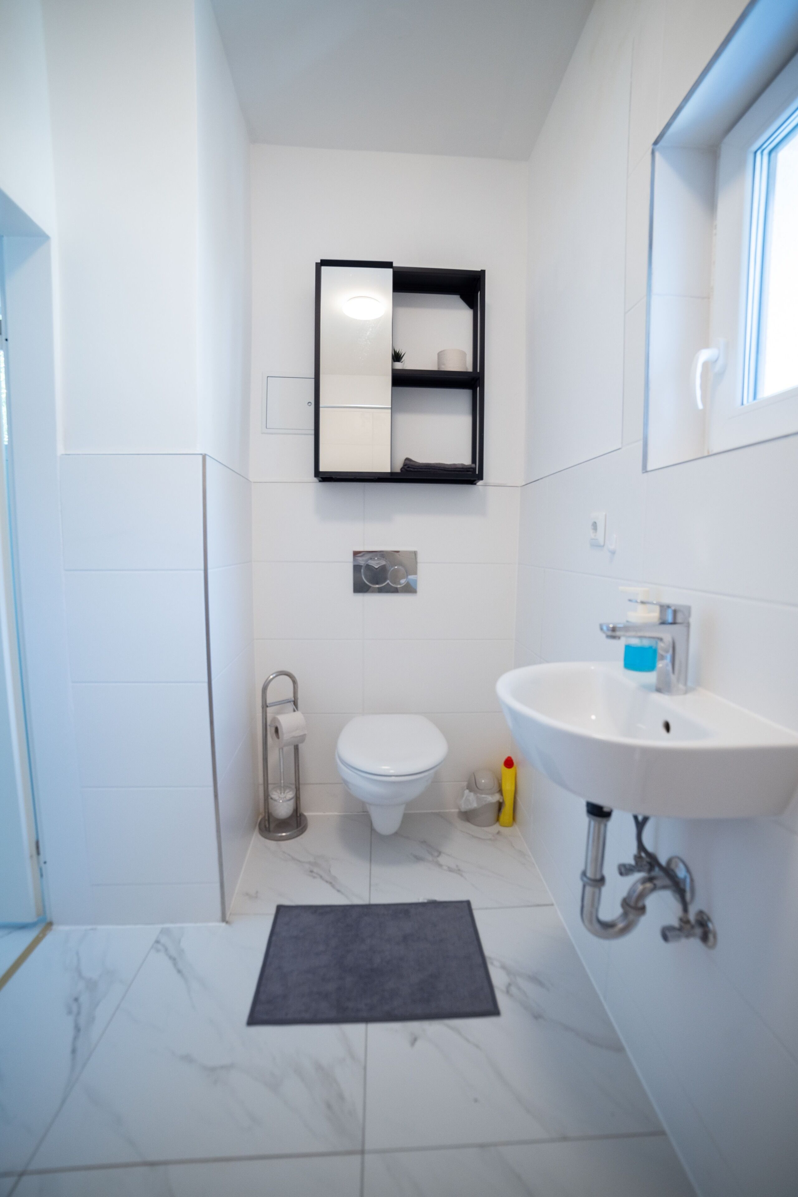 Doccia, asciugamani, sapone, carta igienica