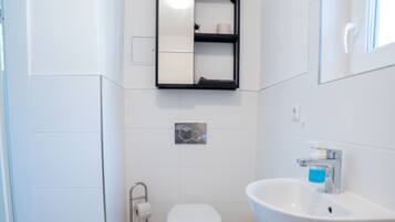 Doccia, asciugamani, sapone, carta igienica