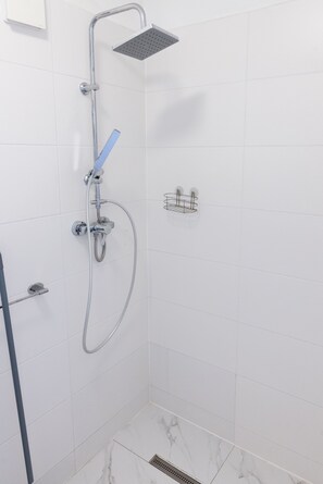 Dusj, håndklær, såpe og toalettpapir