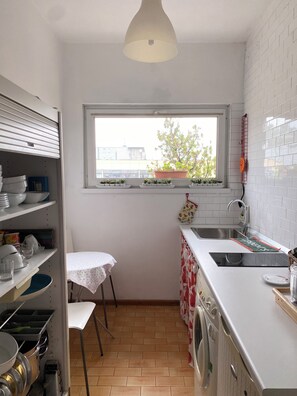 Kühlschrank, Mikrowelle, Wasserkocher mit Kaffee-/Teezubehör