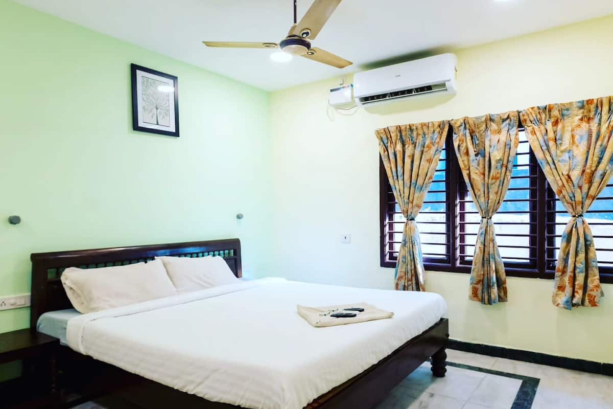 1 bedroom, hypo-allergenic bedding, desk, free WiFi