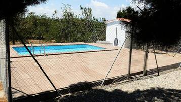 Una piscina cubierta, una piscina al aire libre