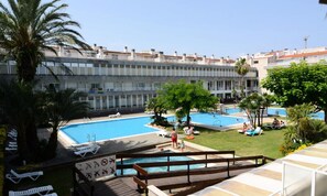 Una piscina al aire libre