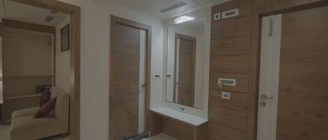 Un bagno moderno con porte in legno, uno specchio e una panca.