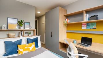 Single Room, Non Smoking | Blackout drapes, free WiFi, bed sheets