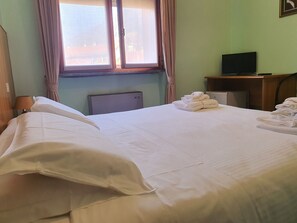Habitación individual clásica | Escritorio, espacio para trabajar con laptop y wifi gratis 