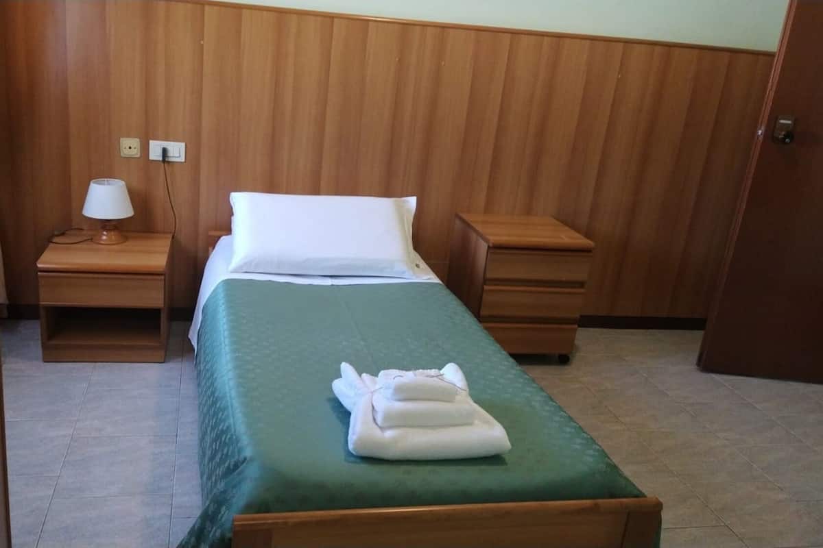 Classic Single Room | Desk, laptop workspace, WiFi (free), bed sheets