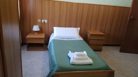 Classic Single Room | Desk, laptop workspace, free WiFi, bed sheets