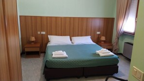 Habitación clásica con 1 cama matrimonial o 2 individuales | Escritorio, espacio para trabajar con laptop y wifi gratis 