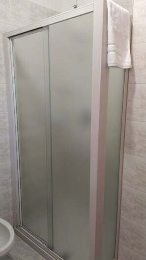 Habitación triple clásica | Baño | Ducha, artículos de higiene personal gratuitos y secador de pelo