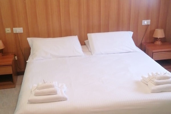 Firemannsrom – classic | Skrivebord, skrivebord for bærbar PC, wi-fi (inkludert) og sengetøy