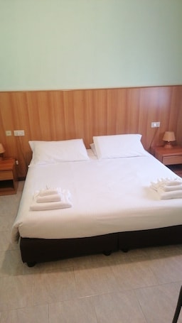 Classic Quadruple Room | Desk, laptop workspace, free WiFi, bed sheets. Casa ATENA