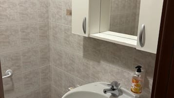 Klassieke vierpersoonskamer | Badkamer | Een douche, gratis toiletartikelen, een haardroger, pantoffels
