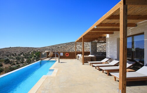 The ultimate luxury experience in a villa surrounded by nature and with sea view