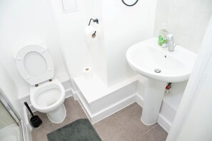 Íbúð | Baðherbergi | Sturta, djúpt baðker, handklæði
