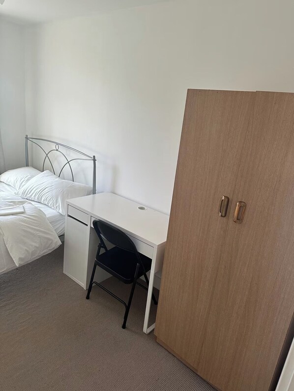 A bedroom with a bed, a desk, a chair, and a wardrobe. - Shorditch Apartment Sleeps 6 (London)