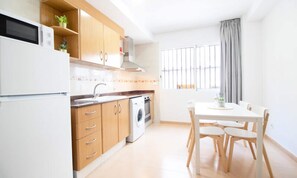 Kühlschrank, Mikrowelle, Ofen, Wasserkocher mit Kaffee-/Teezubehör