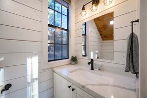 Ducha, secador de pelo y toallas