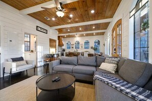 Una televisión, una chimenea, videojuegos, una oficina