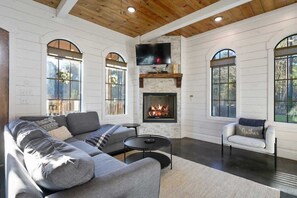 電視、壁爐、電子遊戲、 辦公室