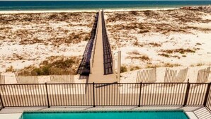 Ein Pool mit Blick auf Strand und Meer.