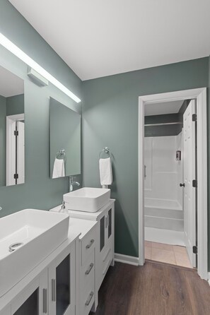 Secador de pelo, toallas