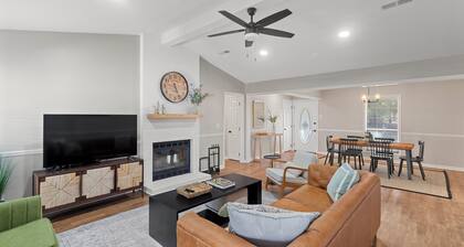 Renovated 3 Bed 2 Bath,Dog Friendly, Game Room, Fenced Yard, Well Equipped Kitchen, 5 Smart TVs