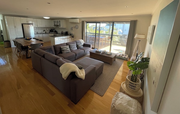 Fernseher, DVD-Player, Tischtennisplatte, Bücher