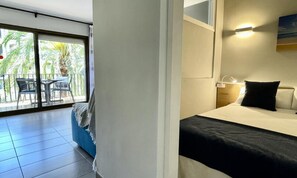 Iron/ironing board, bed sheets