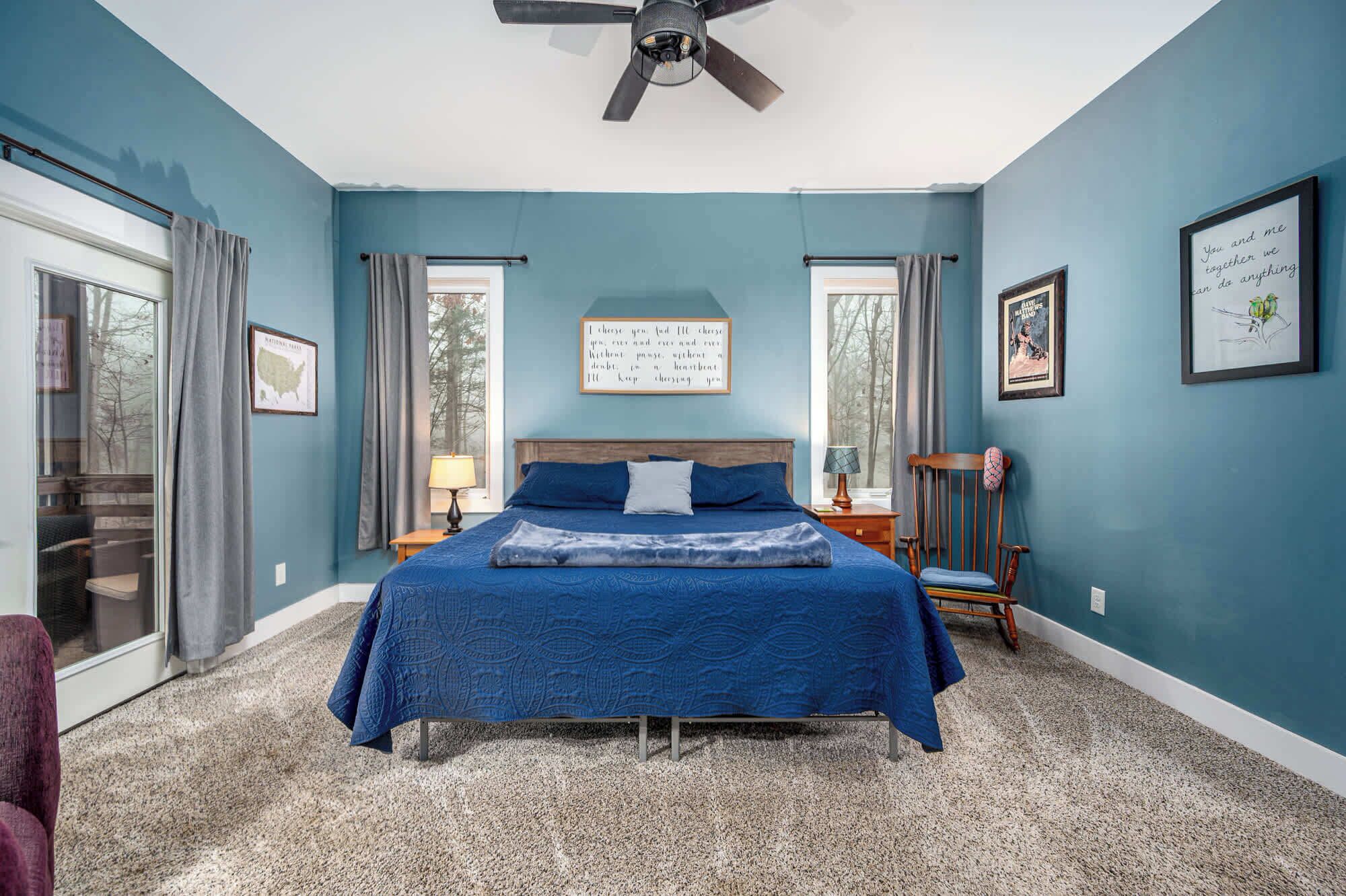 4 bedrooms, desk, WiFi, bed sheets