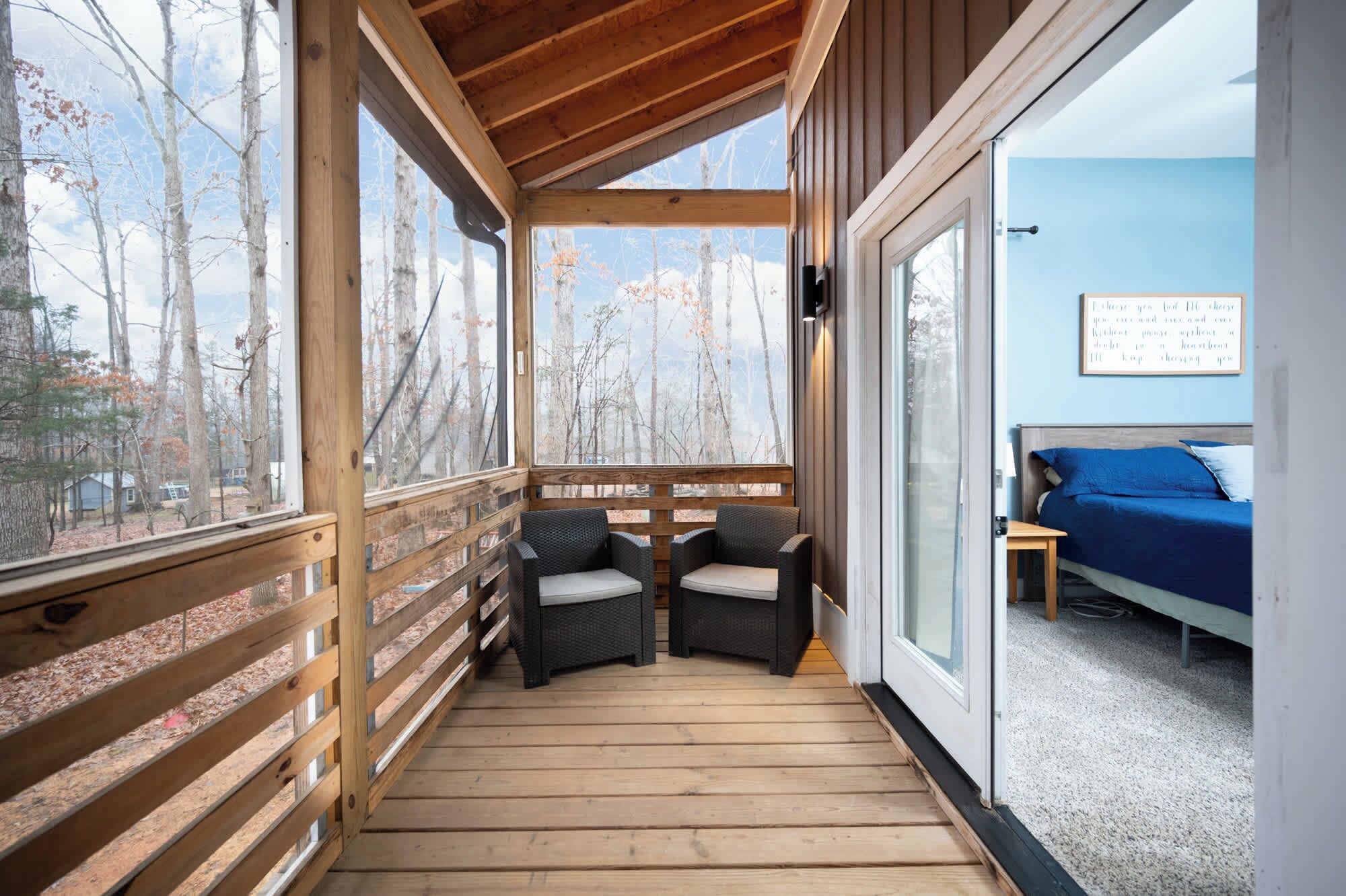 4 bedrooms, desk, WiFi, bed sheets