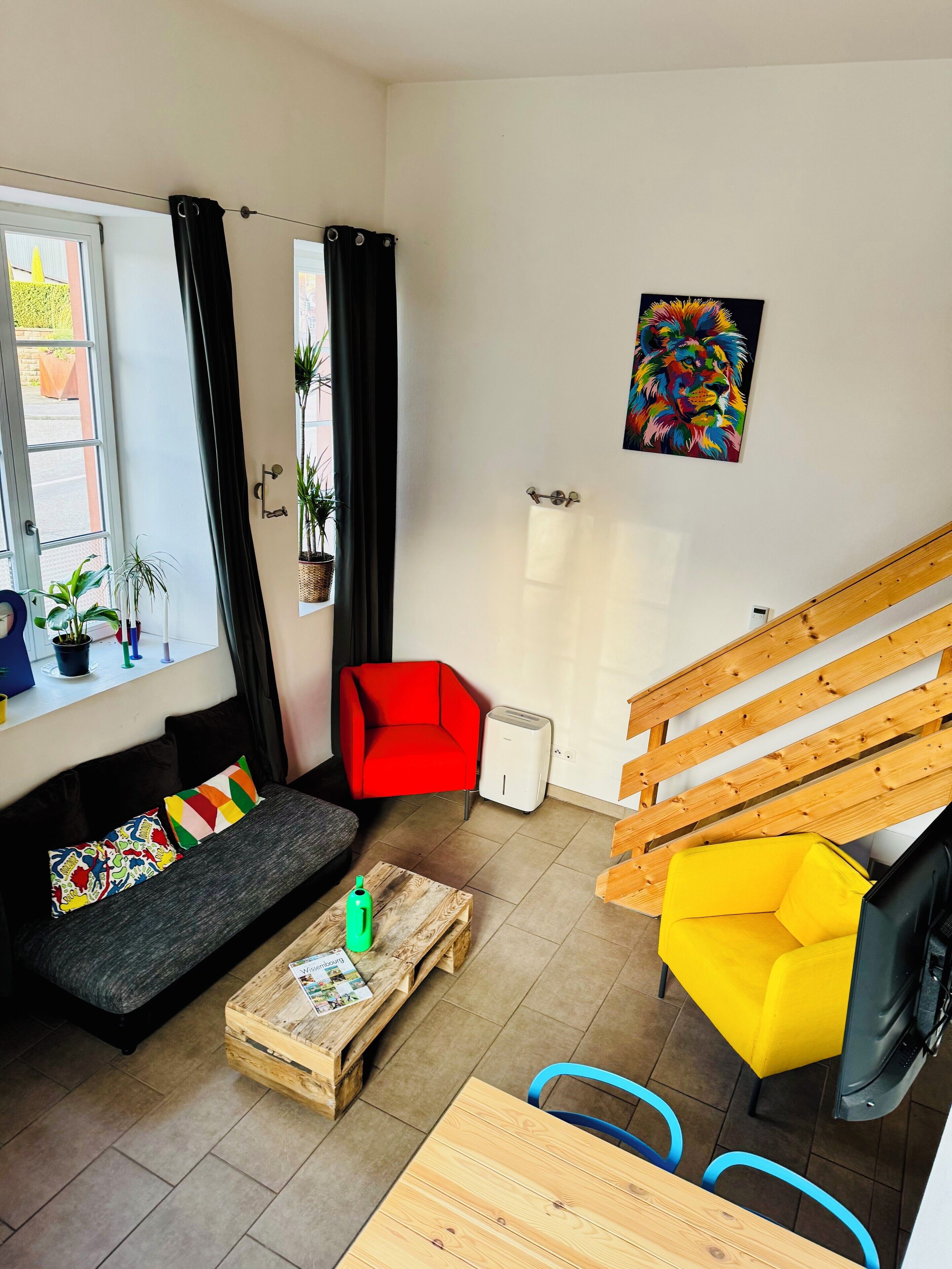 Flachbildfernseher, Kamin, Stereoanlage