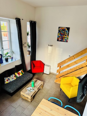 Flat-screen TV, fireplace, stereo