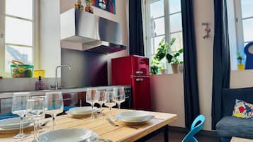 Kühlschrank, Mikrowelle, Ofen, Wasserkocher mit Kaffee-/Teezubehör
