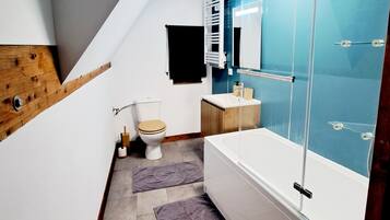 Een haardroger, handdoeken