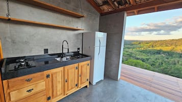 Chalet Deluxe | Cuisine privée | Réfrigérateur, plaque de cuisson