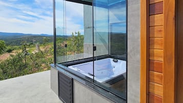 Deluxe Chalet | Jetted bathtub