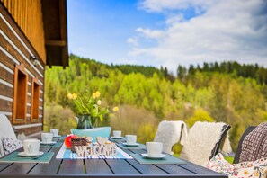 A wooden table set with white cups, saucers, and a welcome sign. - Zacler Kza280-ve in Prkennydul (Žacléř)