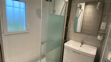 Secadora de cabello, toallas, papel de baño