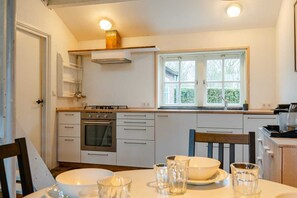 Four, plaque de cuisson, lave-vaisselle, cafetière/bouilloire