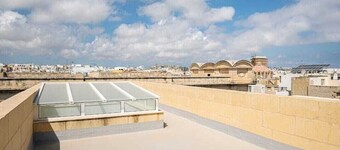 "Charming 4-Bedroom Townhome with WiFi & AC, 4 Minutes from Tas-Sliema Seafront"