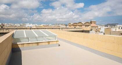 "Charming 4-Bedroom Townhome with WiFi & AC, 4 Minutes from Tas-Sliema Seafront"